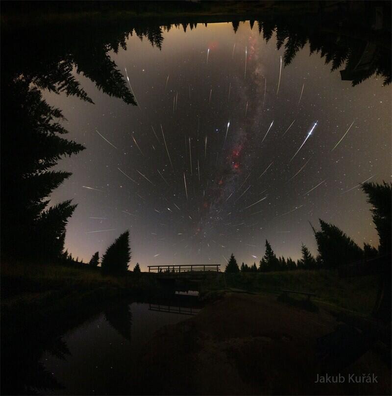 Perseidy z Persea, autor: Jakub Kuřák. Foto převzato z https://apod.nasa.gov/